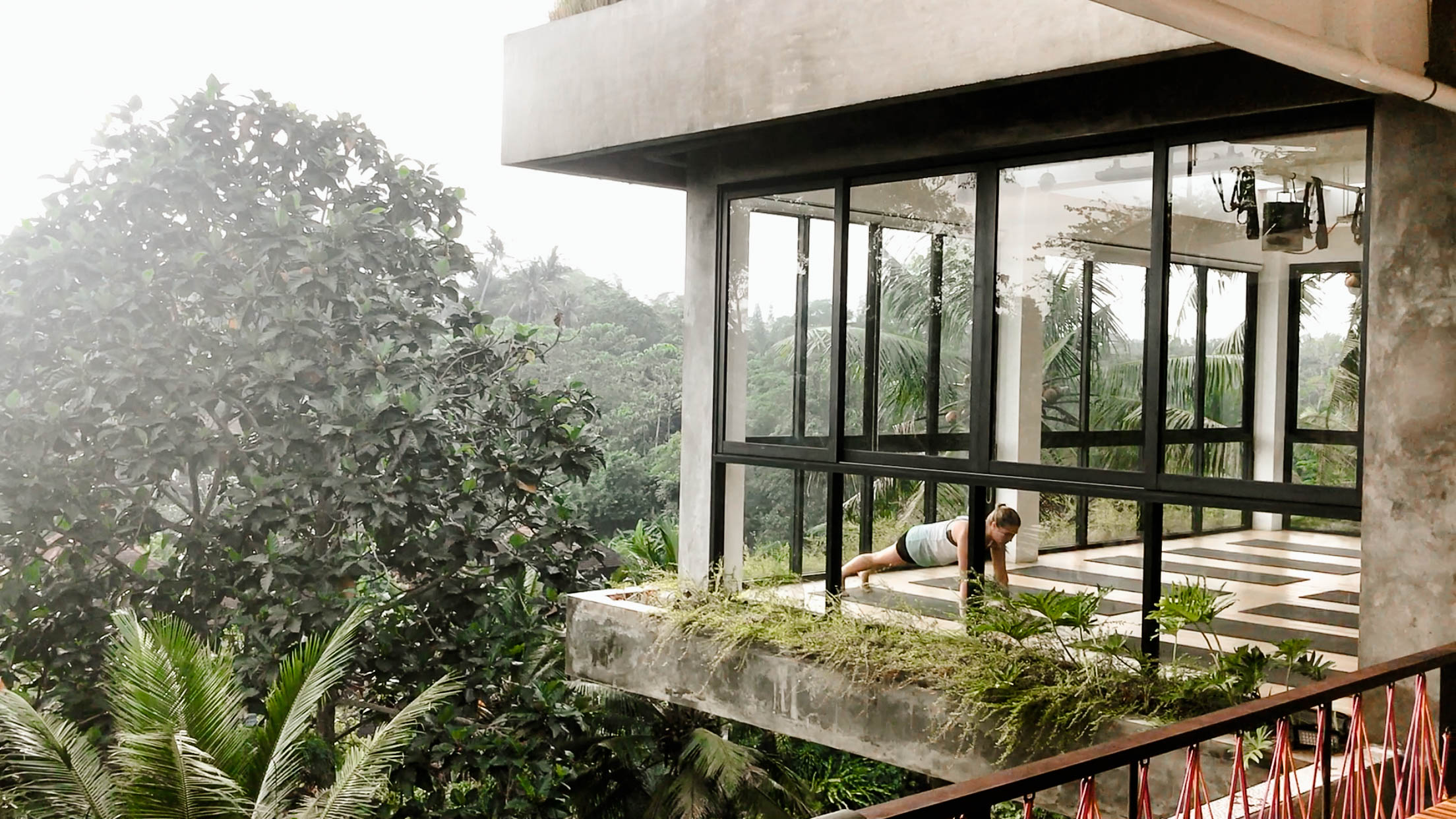 Last month, we had the opportunity to join No Desk Project, a startup coliving and coworking wellness retreat for entrepreneurs in Ubud, Bali while working at the Outpost coworking space with major jungle vibes - right up our alley!