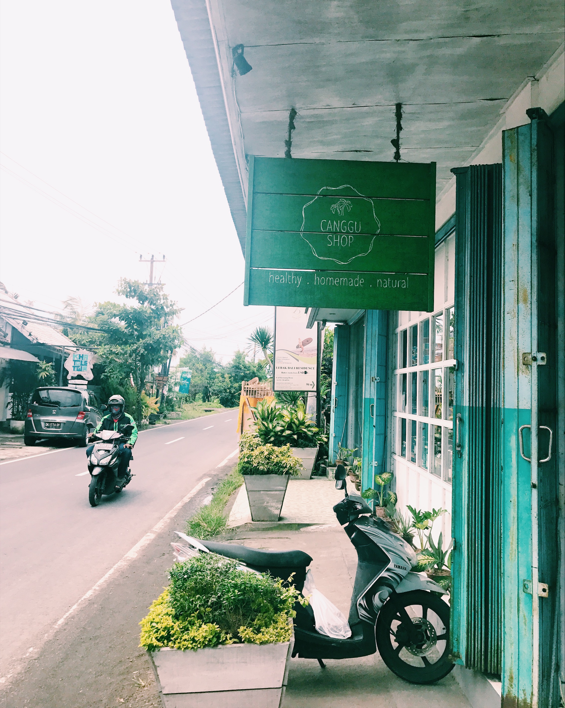 In this blog post, we’re breaking down all our favorite foodie spots in Canggu, Bali: for must-try brekkie spots, lunch hideouts and delicious dinner spots. Get ready for a major eye feast! And warning: do not proceed on an empty stomach.