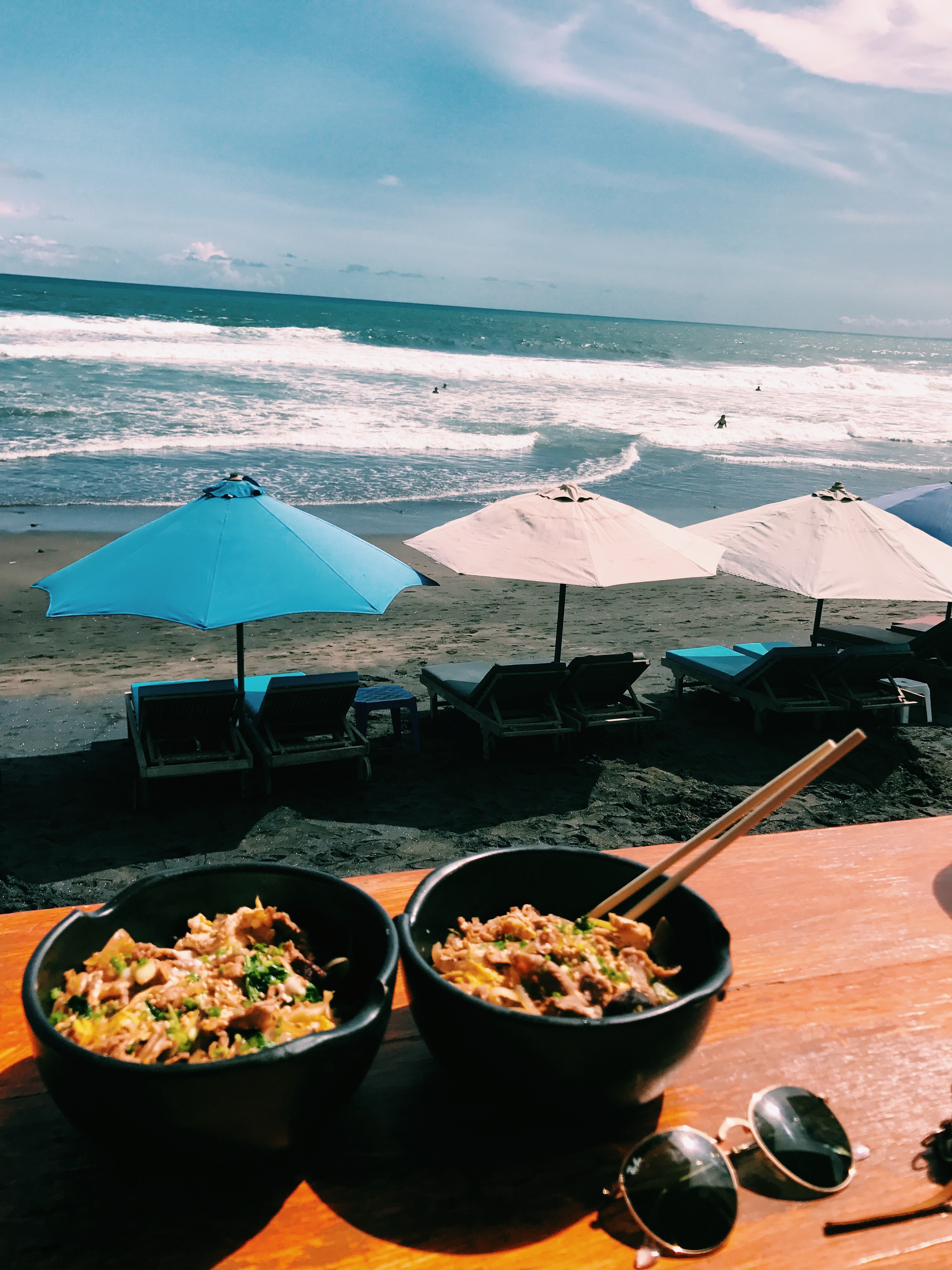 In this blog post, we’re breaking down all our favorite foodie spots in Canggu, Bali: for must-try brekkie spots, lunch hideouts and delicious dinner spots. Get ready for a major eye feast! And warning: do not proceed on an empty stomach.