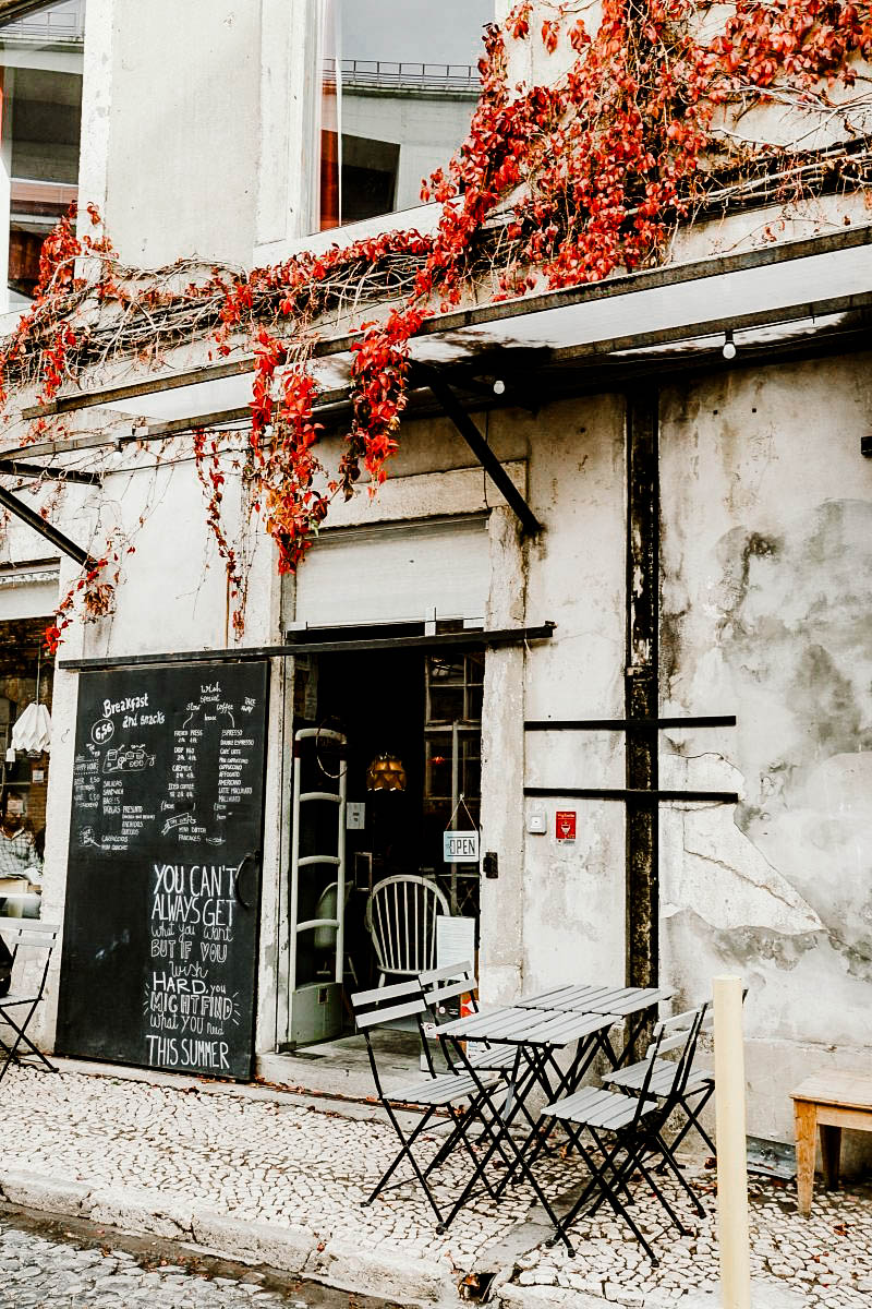 One of the best things about being a digital nomad in Lisbon? The insane amount of gorg coffee shops and seriously swoon-worthy coworking spaces to work from! Here’s our list of the top places to crush your girl boss goals in Lisbon!
