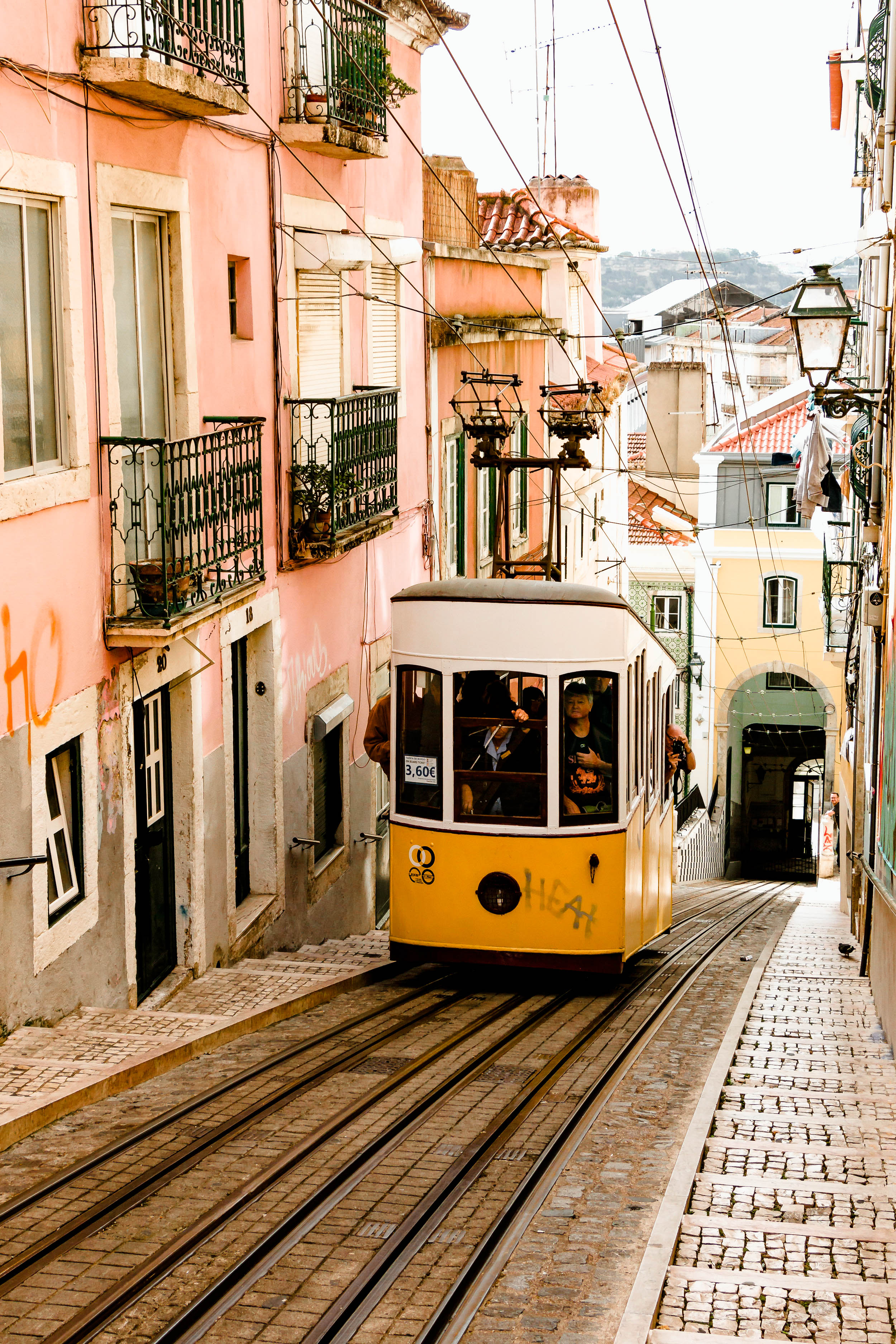 Lisbon is the ultimate European hub for digital nomads (aka girl-bosses who are runnin’ and rockin’ their online biz, all while traveling the world!) Once you step foot in this beachside paradise, you’ll see why. This is our guide of fave activities while living as an online girl boss in this seaside city!