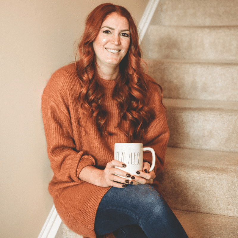 Today, we’re sitting down with Bucketlist Bombshells Academy student Sarah Mills, Founder & CEO of Ink & Olive Media! Originally from Sterling, Virginia, Sarah gives us a glimpse into her girl boss journey…