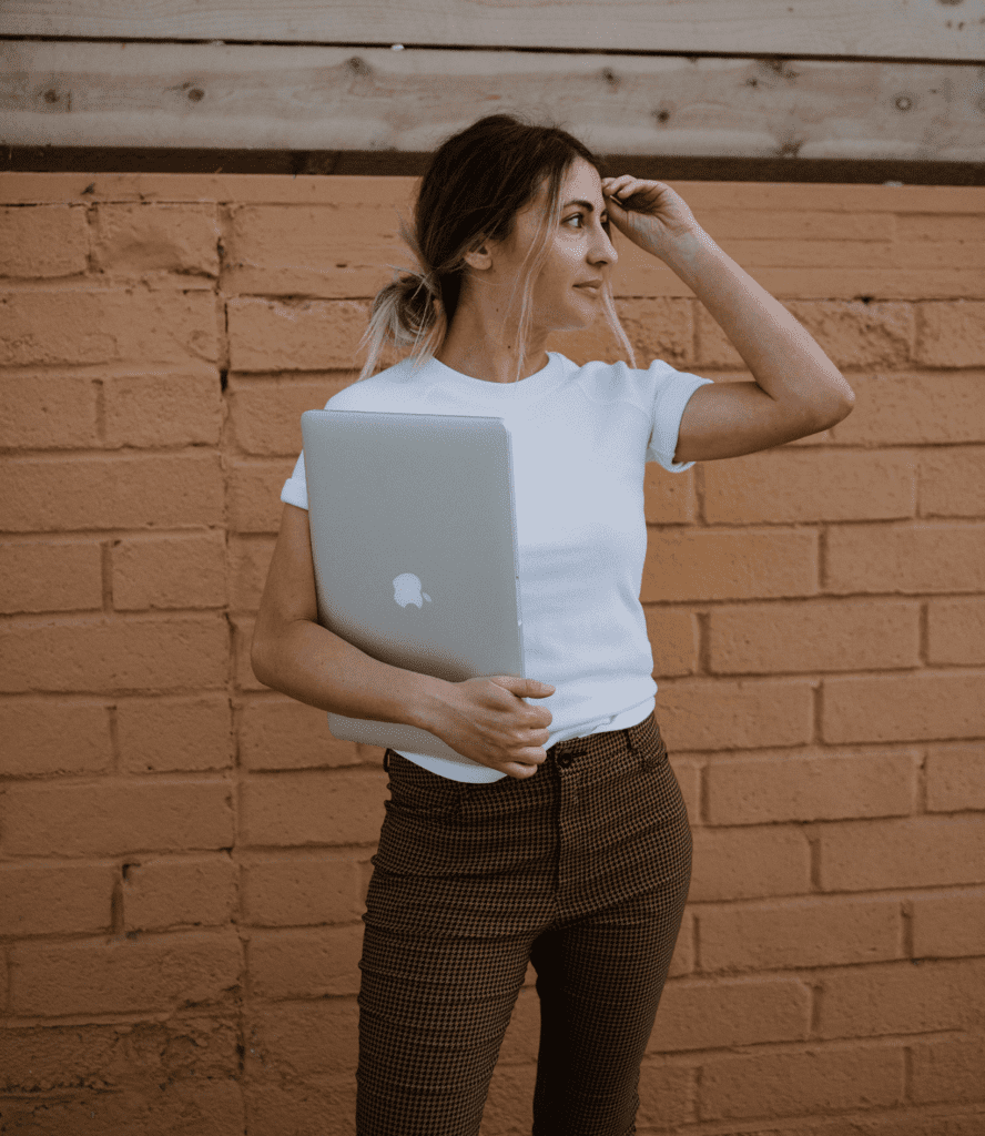 Today, we’re sitting down with BB Academy student Alexa Sonken, Founder of Sidewalk Studio! Join us as she gives a glimpse into her girl boss journey...
