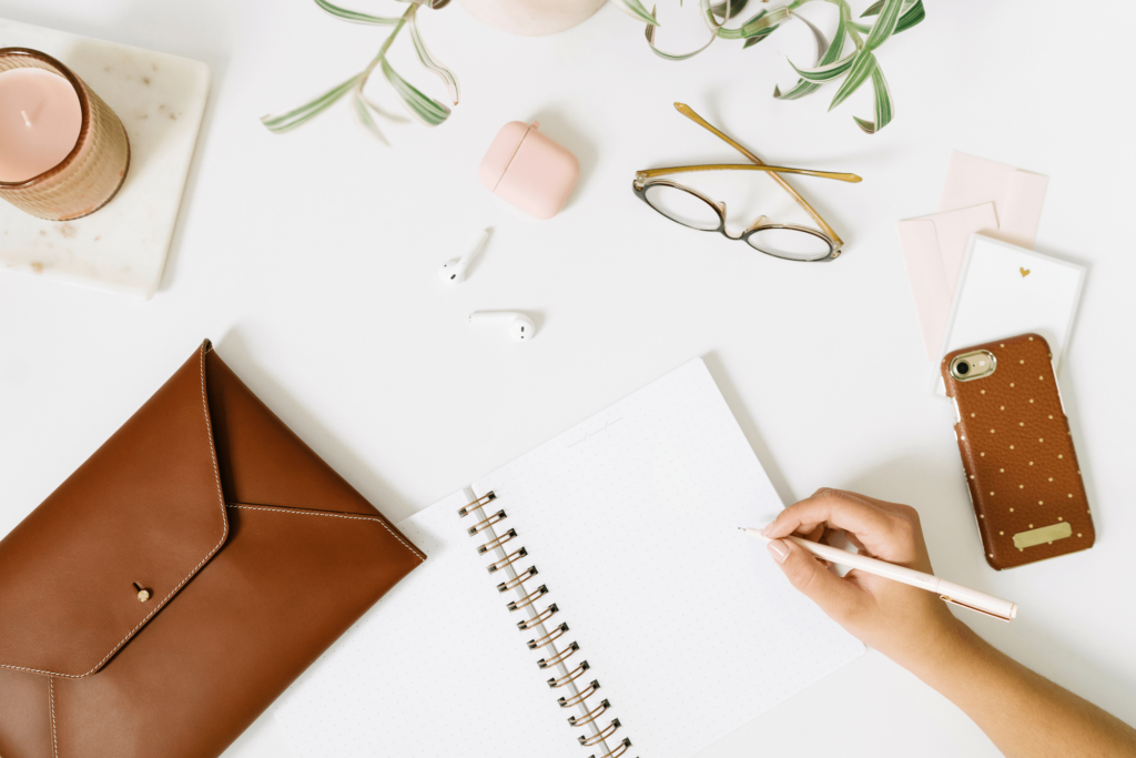 Today on the blog, we’re sharing twelve tips for juggling your 9-5 while building your side hustle from women who have actually done it!